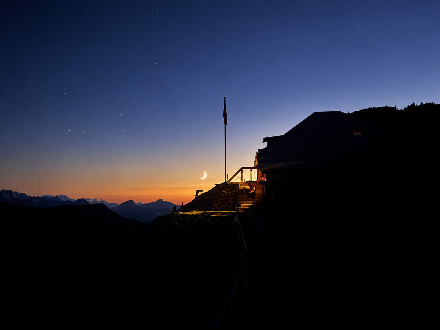1CE355B8-B092-4D31-BBF5-C04B1DA8F9A5 Berghütte bei Sonnenuntergang mit Blick auf Mondsichel und Sterne in den Alpen.